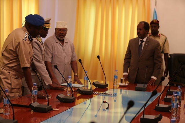Taliyeyaasha Cusub Ee Booliiska Iyo Asluubta Oo La Dhaariyay Iyo Madaxweyne Xasan Sheekh Oo La Dardaarmay (Sawirro)