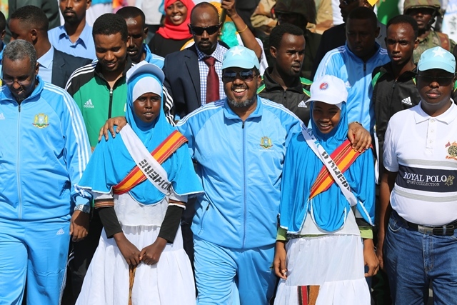 Madaxweyne Xasan Sheekh Oo Munaasabadda 15-ka May Awgeed Socod Ku Maray Waddooyinka Muqdisho (Sawiro)