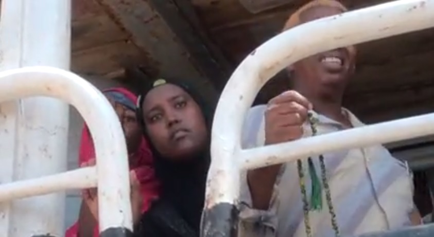 Soomaali Loo Diiday In Ay Kasoo Degaan Dekadda Berbera Oo Ku Hanjabay In Badda Ay Isku Tuuri Doonaan Iyaga Iyo Caruurtooda (MUUQAAL)