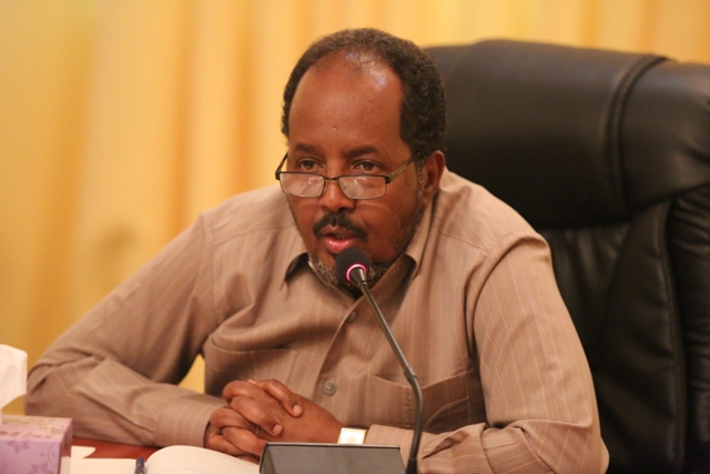Madaxweyne Xasan Sheekh Oo Sheegay In Ciidamada Iyo Shaqaalaha Dowladda Laga Jarayo Qidmooyin Lagu Caawiyo Soomaalida Yemen (Sawirro)