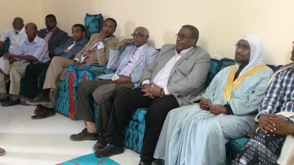 Ra’iisul Wasaare Cumar Oo Odayaal Iyo Shacab Kula Kulmaya Magaalada Qardho (Sawirro)