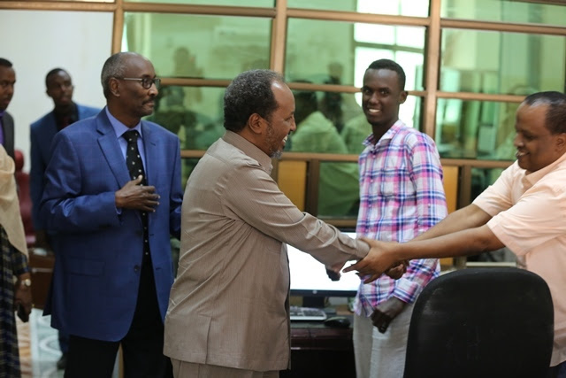 Madaxweyne Xasan Oo Madaxda Bankiga Dhexe Kala Hadlay Qorshaha Sameynta Lacag Shilin Soomaali Ah