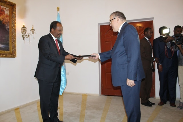 Madaxweyne Xasan Sheekh Oo Warqadaha Aqoonsiga Ka Guddoomay Safiirka Ruushka Ee Soomaaliya (Sawirro)