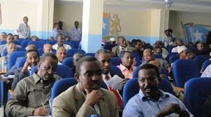 Xildhibaan Dhuux ” Shacabka Soomaaliyeed ha Iimaansado Go’aannada Madasha iyo Tan Baarlamaankooda”