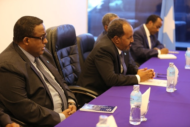 Madaxweyne Xasan Sheekh Iyo Ra’iisul Wasaare Cumar Oo Muqdisho Kula Kulmay Wafdi Ka Socday Dowladda Maraykanka (Sawirro)