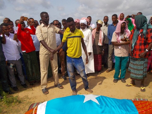 Ciidanka Dowladda Oo Gacanta Ku Dhigay Nin La Sheegay Inuu Dilay Taliyahii Nabad Sugidda Sh/dhexe (Sawirro)