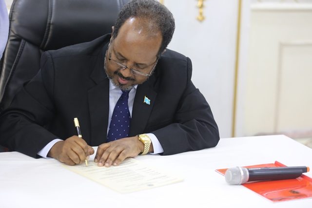 Madaxweyne Xasan Sheekh Oo Saxiixay Sharciga Axsaabta Siyaasadda Dalka