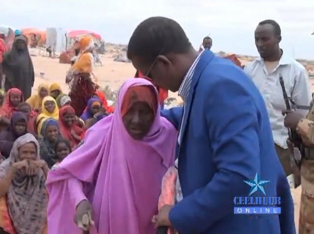 SAWIRRO: Senator Abshir Bukhaari Oo Bacaha Roobka Ugu Deeqay Qoysas Barakacayaal Ah
