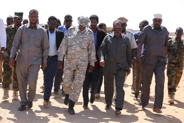 Madaxweyne Xasan Sheekh Oo Kormeeray Ciidamo Ku sugan Duleedka Kismaayo