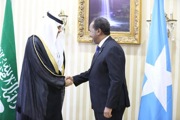 Madaxweynaha Oo Warqadaha Aqoonsiga Ka Guddoomay Safiirka Sacuudiga Ee Soomaaliya