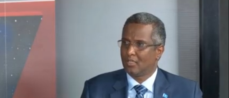 C/raxmaan Cabdi Shakuur Oo Wakiilnimadii Kala Noqday Qareennadii u Doodayey