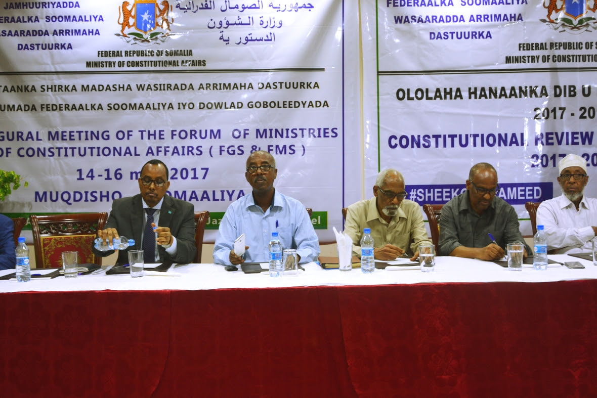Sawirro: Wasaaradaha Dastuurka Ee Dowladda Iyo Maamul Goboleedyada Oo Shir Uga Furmay Muqdisho