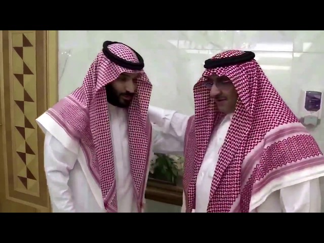 Daawo: Markii Lagu Badalay Kadib, Maxamed Bin Salmaan Oo Gacanta Iyo Lugta Ka Dhunkanaya Ninka Uu Aabihii Casilay