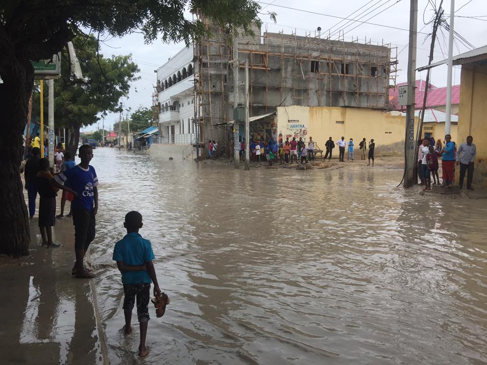 Sawirro: Roob Ka Da’ay Muqdisho Oo Biyo Dhigay Waddooyin Muhiim Ah