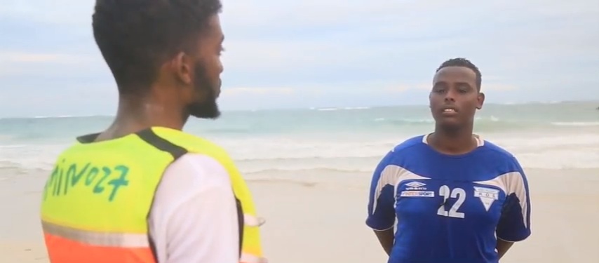 Daawo: Shacabka Oo u Dabaaltagaya Xeebta Liido Xilli Dowladda Ay Digniin Kasoo Saartay