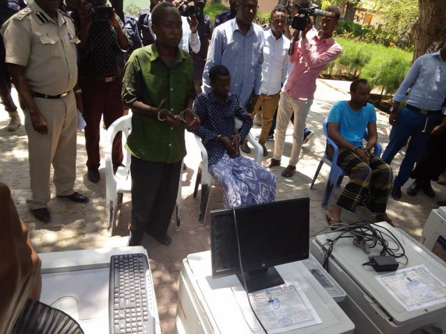 Sawirro: Booliiska Oo Soo Bandhigay Rag La Sheegay In Muqdisho Ku Daadin Jireen Warqado Lagu Cabsi Gelinayo Shacabka