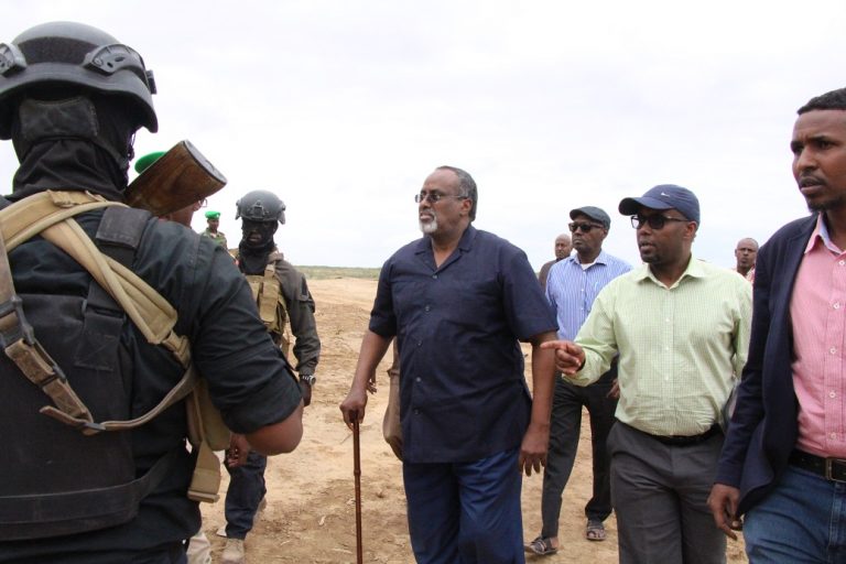 Sawirro: Madaxweyne Waare Oo Gaaray Jalalaqsi, Kulamana La Leh Shacabka Degmadaasi