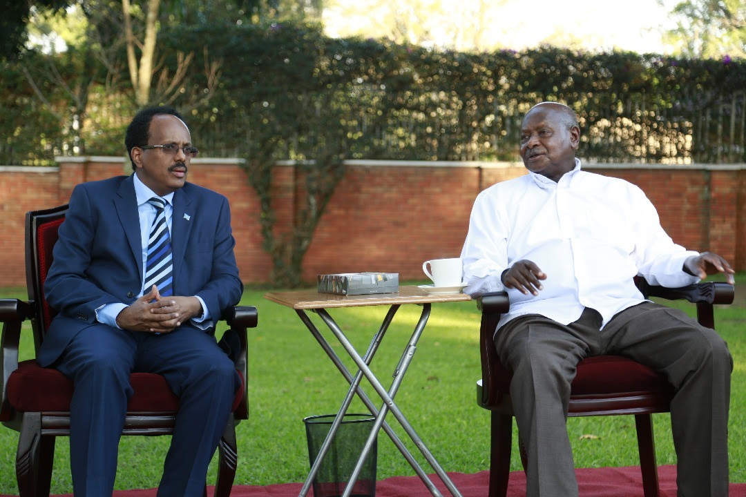 Sawirro: Madaxweyne Farmaajo Iyo Dhiggiisa Uganda Oo Ka Wada Hadlay Ammaanka Gobolka