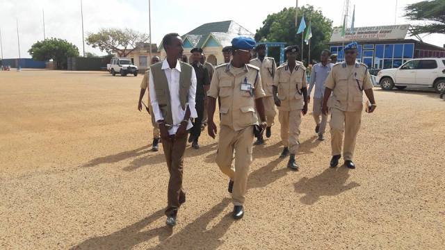 Sawirro: Booliiska Jubbaland Oo Puntland Ku Wareejiyey Nin Kufsi Ku Eedeysan