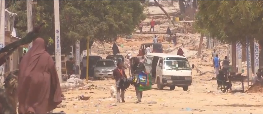 Muuqaal: Shacabka Oo Ka Cabanaya Burburka Wadada Isku Xirta Isgoysyada Dabka Iyo Baakaraha Ee Muqdisho