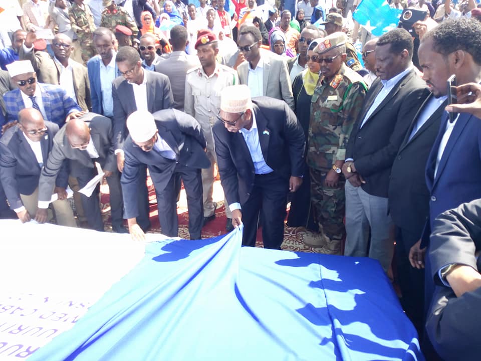 Sawirro: Madaxweyne Farmaajo Oo Dhagax Dhigay Dekadda Hobyo