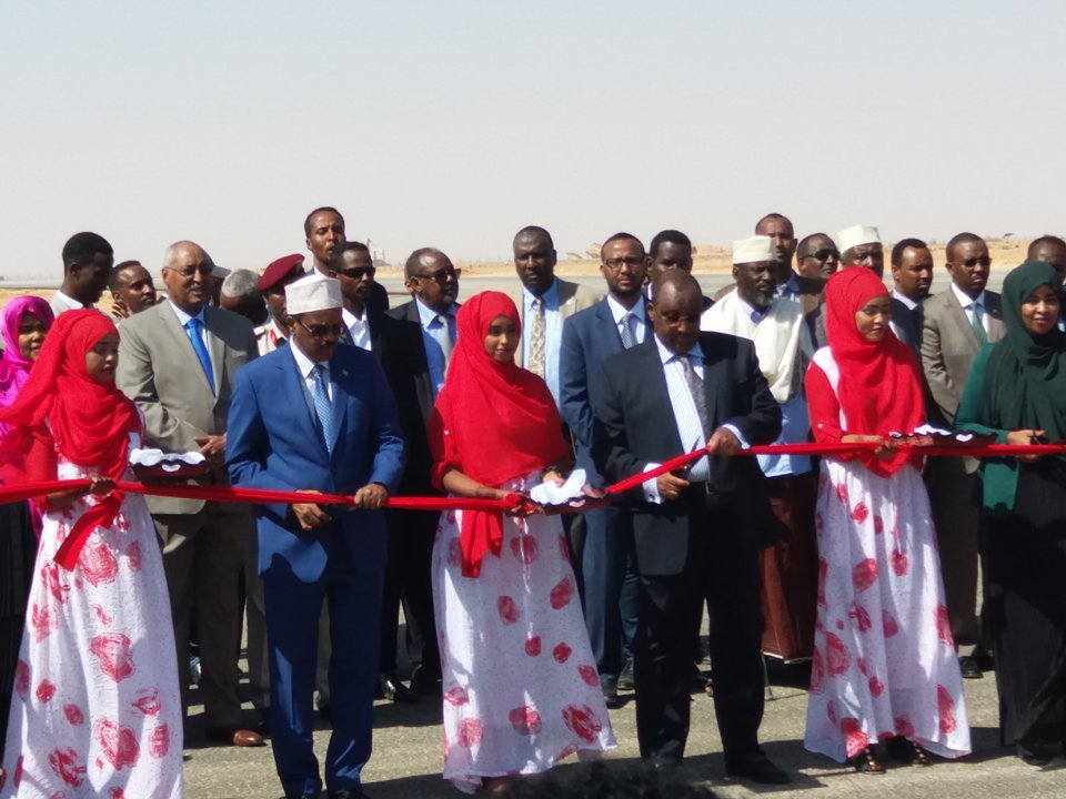 Madaxweyne Farmaajo Oo Xarigga Ka Jaray Garoonka Diyaaradaha Ee Garoowe