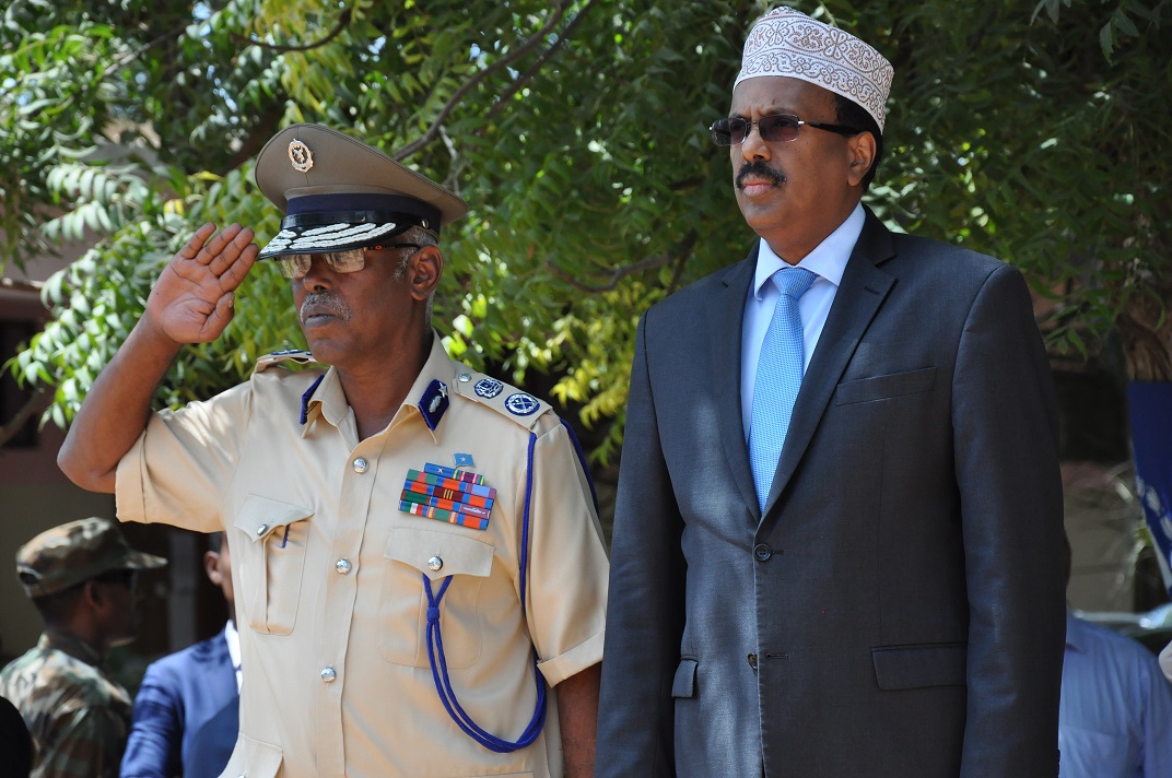 Madaxweyne Farmaajo Oo Hal Derajo Dalacsiiyey Taliyaha Ciidanka Booliiska