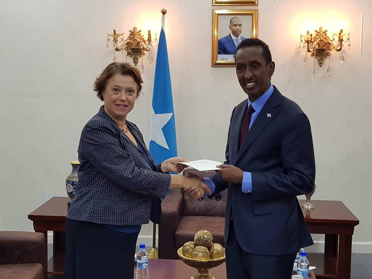 Cawad Oo Warqadaha Danjiranimo ka Guddoomay Safiirka cusub ee Faransiiska