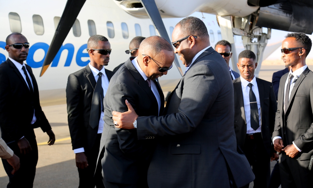 Raiisalwasaare Kheyre iyo Wafdi uu Hugaaminayay oo Maanta Gaaray Garowe