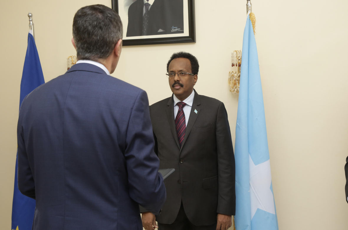 Madaxweyne Farmaajo Oo Warqadaha Aqoonsiga Ka Guddoomay Danjiraha Cusub Ee Midowga Yurub