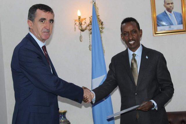 Wasiir Cawad Oo Nuqul Ka Mid Ah Warqadaha Aqoonsiga Danjiranimo Ka Guddoomay Safiirka Cusub Ee Midowga Yurub