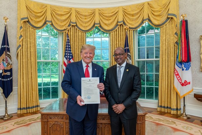 Trump Oo Warqadaha Aqoonsiga Ka Guddoomay Danjire Cali Shariif