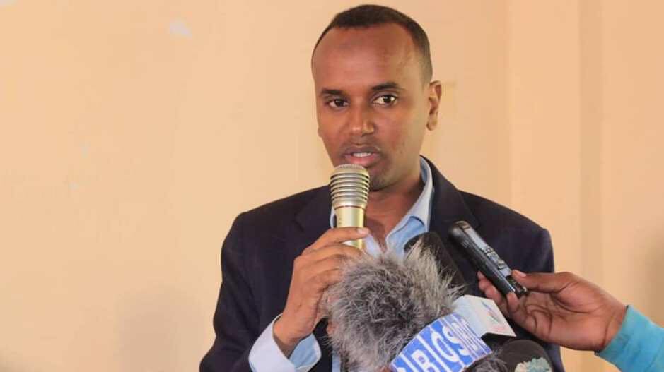 Dowladda Federaalka Soomaaliya oo shaqadda ka cayrisay Gudoomiyihii magaalada Baydhabo