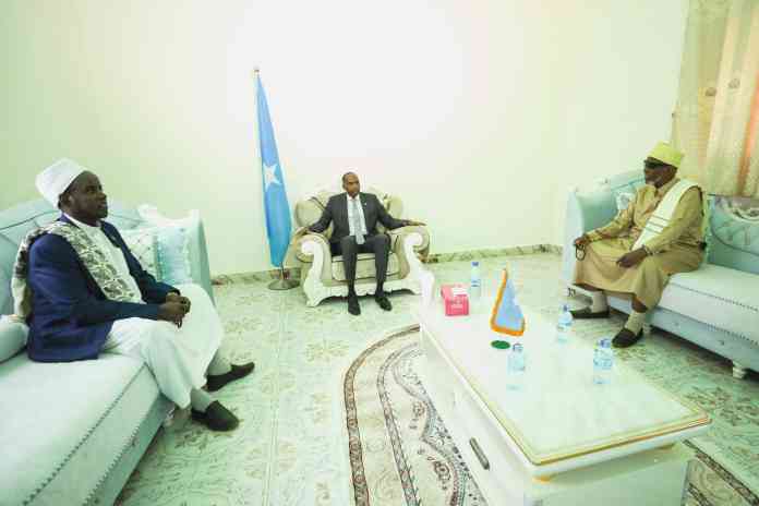Muxuu Ku Saabsanaa Kulanka Ra’isul Wasaare Kheyre, Macalin Maxamuud iyo Sheekh Shaakir?