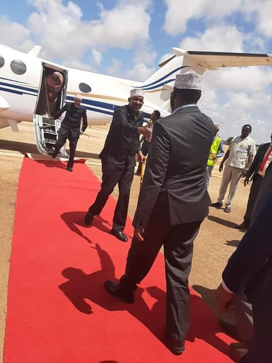 Mas’uuliyiin Kenyaan Ah oo Ka Qeybgalaya Caleemo Saarka Axmed Madoobe