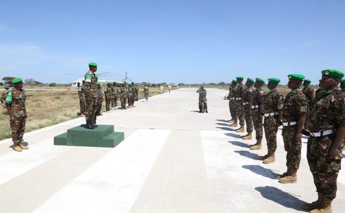 Taliyaha AMISOM oo ciidamada Kenya iyo Jubbaland La Kulmay