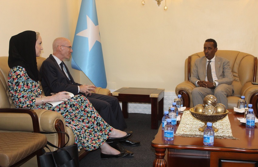 Wasiirka Arrimaha Dibadda Soomaaliya Oo Kullan La Qaatay Danjire James Swan