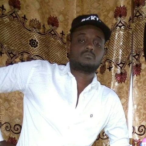 Maasuul Ka Tirsanaa Maamulka Deyniile oo Ay Xaaskiisa Ku Dishay Muqdisho