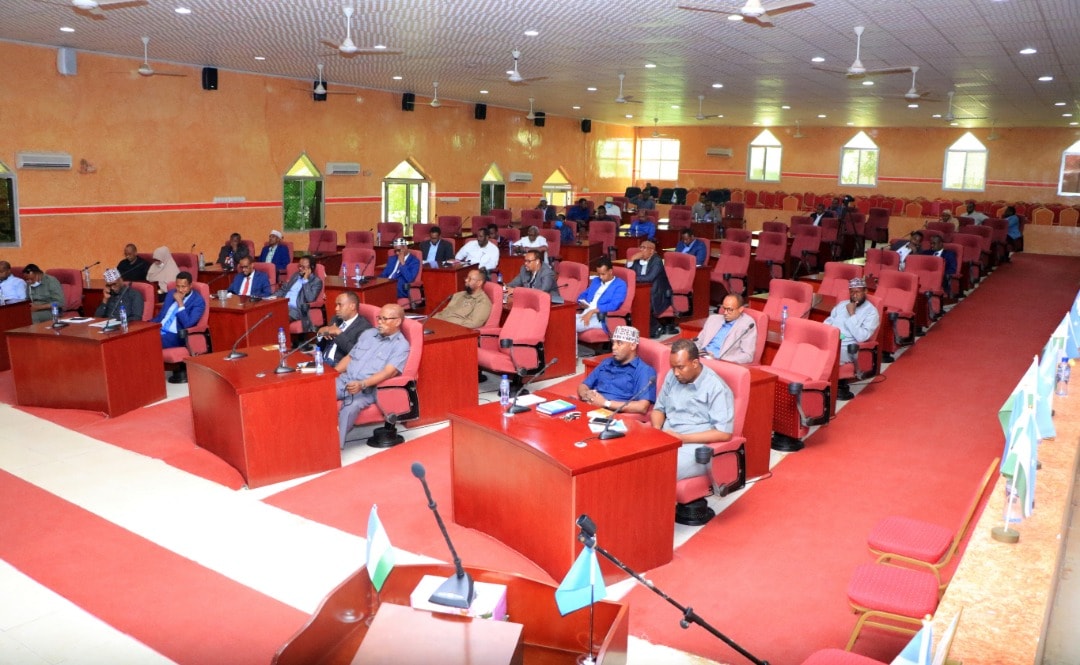Muuqaal:-Baarlamaanka Puntland Oo Xukuumadda Ugu baaqay Inaysan Ka Qaybgalin Shirka Madaxwayne Farmaajo Ku Baaqay