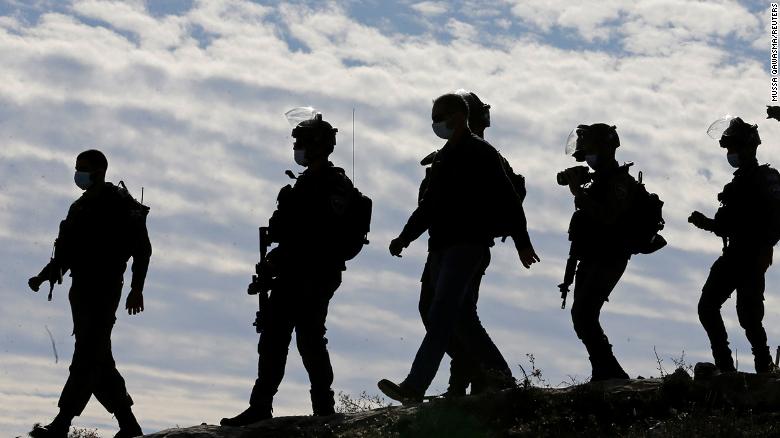 Askari Israaiil ah oo Toogtay Muwaadin u Dashay Falastiin