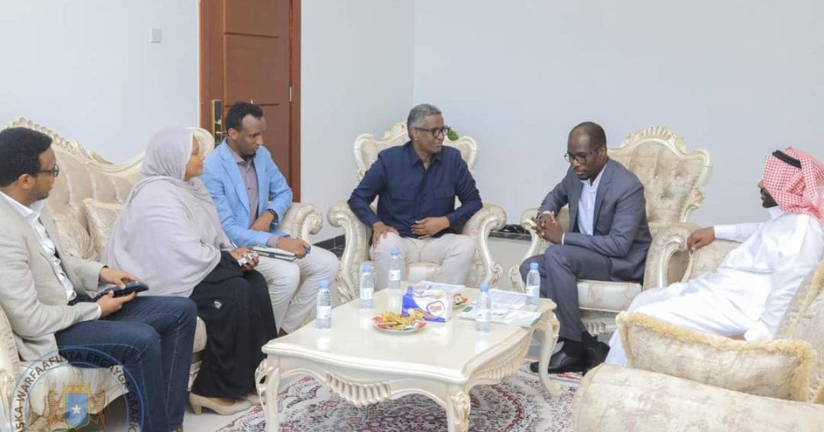 Ergeyga Arrimaha Gurmadka Abaaraha oo La Kulmay Safiirka Dowladda Sucuudiga