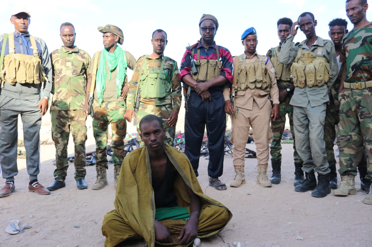 Baxdo oo Soo Bandhigtay Hubkii Al-shabaab ay Ka Furteen iyo Maxaabiis