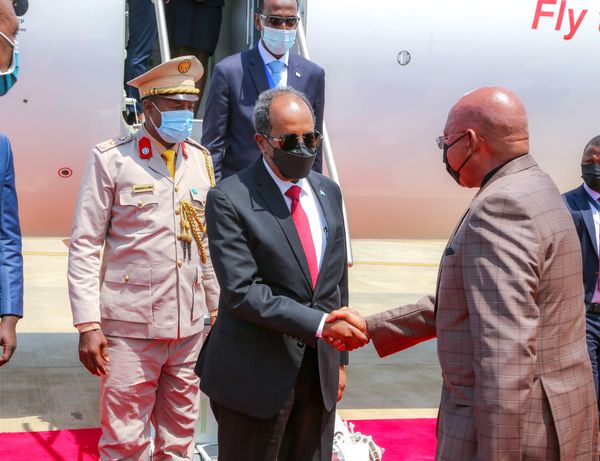 Madaxweyne Xasan Shiikh oo Gaaray Uganda, Akhriso Ujeedka Socdaalka
