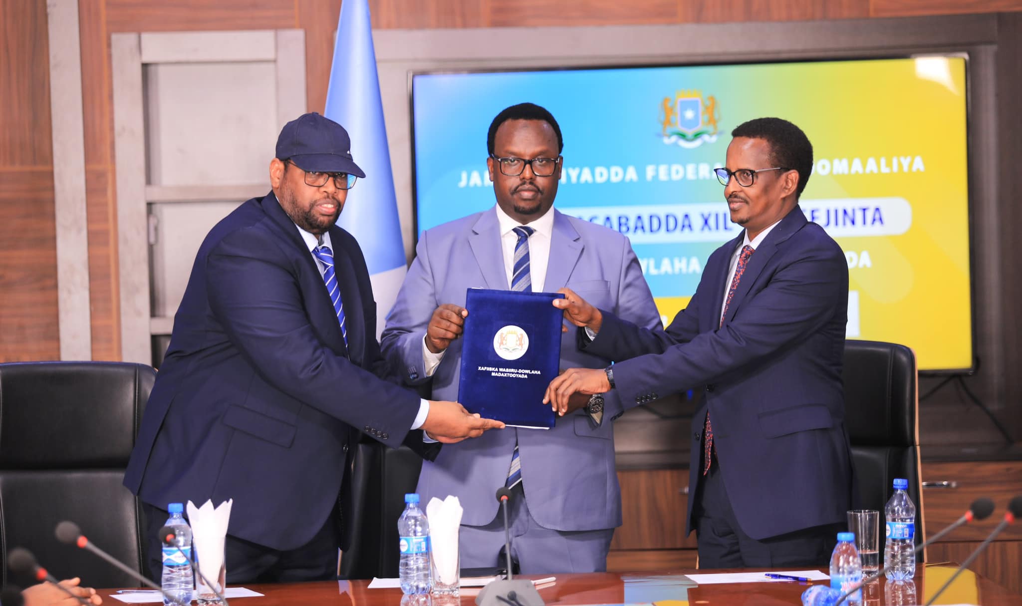 Wasiiru-dowlaha Madaxtooyada Qaranka oo Xilka Kala Wareegay Wasiirkii Hore