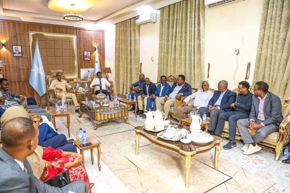 Ra’iisulwasaare hore Rooble oo madaxda Galmudug kala hadlay dagaalka ka dhanka ah ururka alshabaab