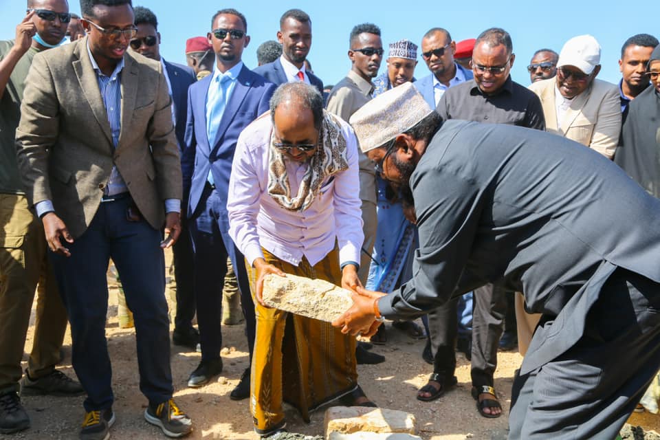 Madaxweyne Xasan oo Dhagax Dhigay Wado Laami ah oo Isku Xirta Kismaayo iyo Afmadoow