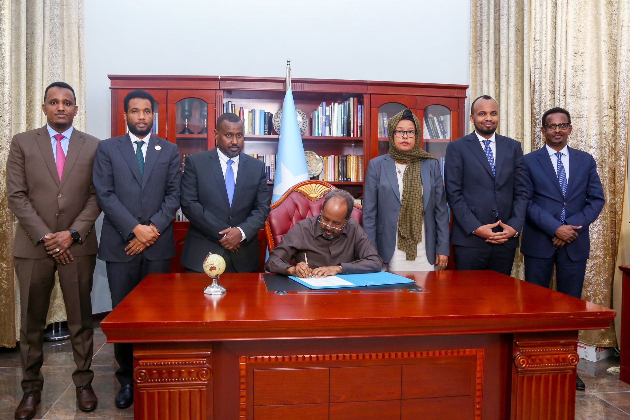 Madaxweyne Xasan Shiikh oo Sharciga Hey’adda Sirdoonka Qaranka iyo kuwa Kale