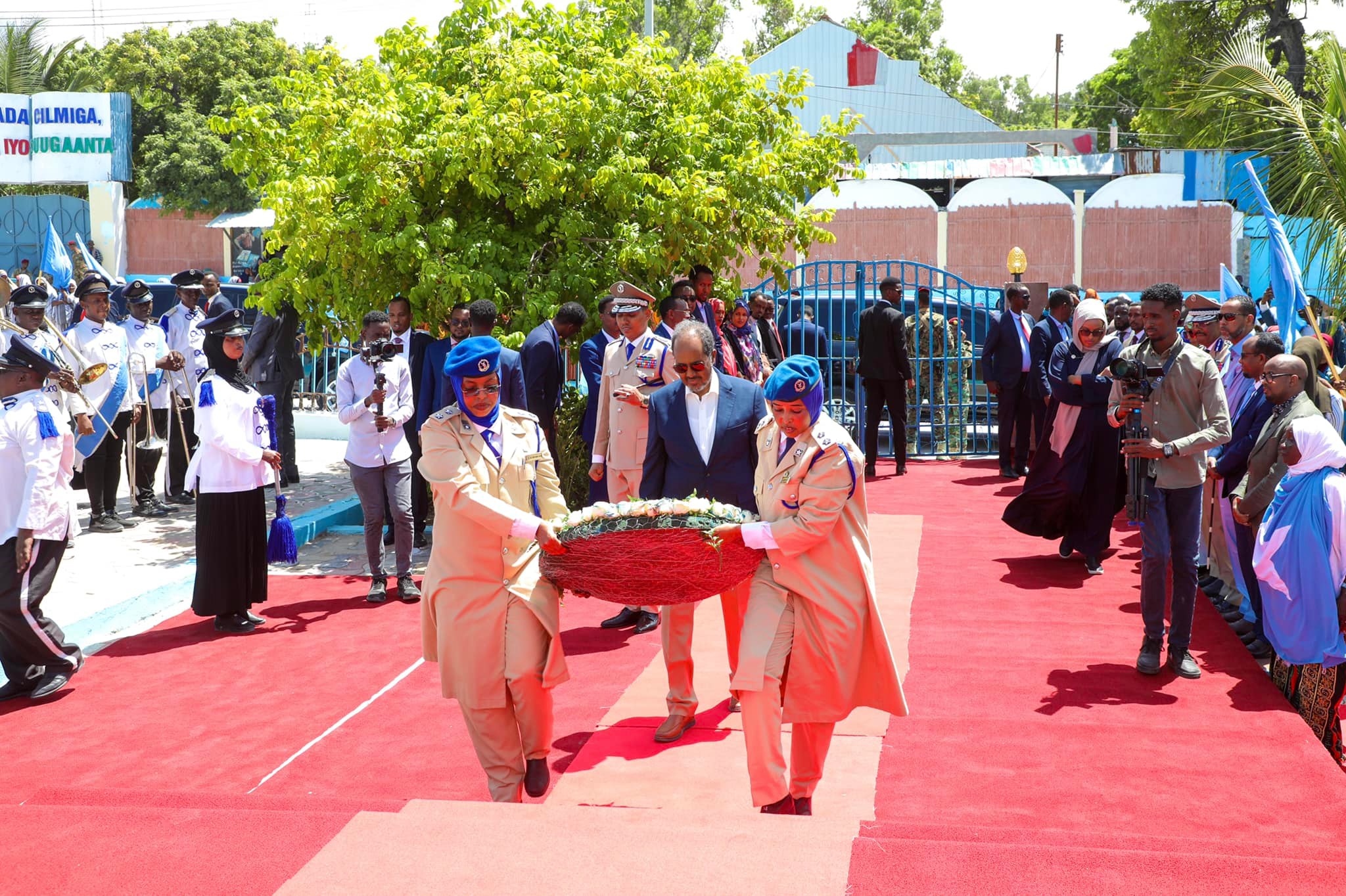 Madaxweyne Xasan Shiikh oo Maalinta Dhallinyarada Awgeed Ubax Dhigay Taallada SYL