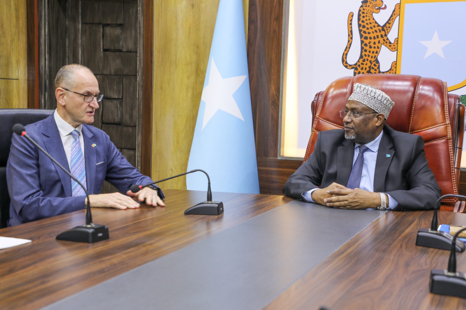 Maxay Ka Wadahadleen Ku-simaha Madaxweynaha iyo Safiirka Ingriiska?